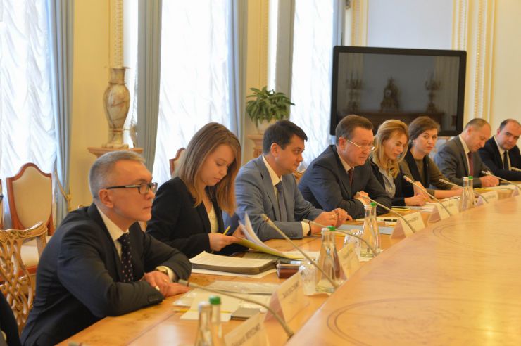 Спільне робоче засідання членів делегації Верховної Ради України в ПАРЄ з членами делегацій країн Балтік+
З вітальним словом виступив Голова Верховної Ради України Дмитро Разумков.

У зустрічі взяли участь з іноземної сторони: Голова делегації Парламенту Латвійської Республіки у Парламентській асамблеї Ради Європи (ПАРЄ) Інесе Лібіня-Егнере, Член делегації Парламенту Латвійської Республіки у ПАРЄ Лінда Озола, Секретар делегації Парламенту Латвійської Республіки у ПАРЄ Мартін Олекшс, Голова делегації Парламенту Королівства Великої Британії та Північної Ірландії у ПАРЄ Сер Роджер Гейл, Голова делегації Парламенту Грузії у ПАРЄ Тамар Чугошвілі, Член делегації Парламенту Грузії у ПАРЄ Георгі Канделакі, Заступник Голови делегації Парламенту Литовської Республіки у ПАРЄ Егідіюс Варейкіс, Член делегації Парламенту Литовської Республіки у ПАРЄ Емануеліс Зингеріс, Секретар делегації Парламенту Литовської Республіки у ПАРЄ Селія Левін, Член делегації Парламенту Естонської Республіки у ПАРЄ Еерік-Нійлес Кросс.
З української сторони: Голова Постійної делегації у ПАРЄ Єлизавета Ясько, члени Постійної делегації у ПАРЄ - Леся Василенко, Сергій Кальченко, Олександр Мережко, Юлія Овчинникова; Керівник Апарату Верховної Ради України Вячеслав Штучний, Заступник міністра закордонних справ України Сергій Кислиця. 
