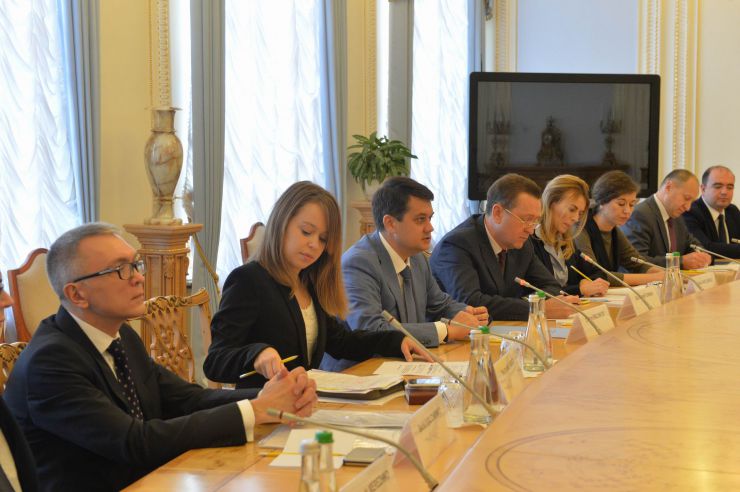 Спільне робоче засідання членів делегації Верховної Ради України в ПАРЄ з членами делегацій країн Балтік+
З вітальним словом виступив Голова Верховної Ради України Дмитро Разумков.

У зустрічі взяли участь з іноземної сторони: Голова делегації Парламенту Латвійської Республіки у Парламентській асамблеї Ради Європи (ПАРЄ) Інесе Лібіня-Егнере, Член делегації Парламенту Латвійської Республіки у ПАРЄ Лінда Озола, Секретар делегації Парламенту Латвійської Республіки у ПАРЄ Мартін Олекшс, Голова делегації Парламенту Королівства Великої Британії та Північної Ірландії у ПАРЄ Сер Роджер Гейл, Голова делегації Парламенту Грузії у ПАРЄ Тамар Чугошвілі, Член делегації Парламенту Грузії у ПАРЄ Георгі Канделакі, Заступник Голови делегації Парламенту Литовської Республіки у ПАРЄ Егідіюс Варейкіс, Член делегації Парламенту Литовської Республіки у ПАРЄ Емануеліс Зингеріс, Секретар делегації Парламенту Литовської Республіки у ПАРЄ Селія Левін, Член делегації Парламенту Естонської Республіки у ПАРЄ Еерік-Нійлес Кросс.
З української сторони: Голова Постійної делегації у ПАРЄ Єлизавета Ясько, члени Постійної делегації у ПАРЄ - Леся Василенко, Сергій Кальченко, Олександр Мережко, Юлія Овчинникова; Керівник Апарату Верховної Ради України Вячеслав Штучний, Заступник міністра закордонних справ України Сергій Кислиця. 
