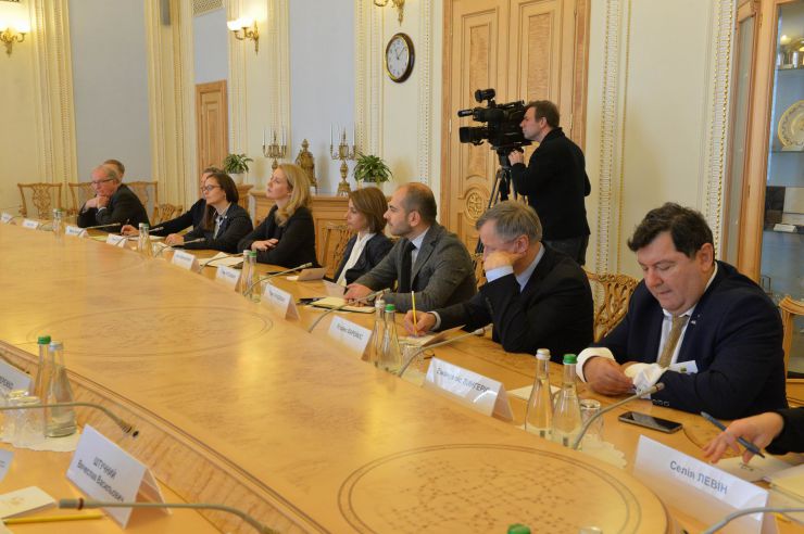 Спільне робоче засідання членів делегації Верховної Ради України в ПАРЄ з членами делегацій країн Балтік+
З вітальним словом виступив Голова Верховної Ради України Дмитро Разумков.

У зустрічі взяли участь з іноземної сторони: Голова делегації Парламенту Латвійської Республіки у Парламентській асамблеї Ради Європи (ПАРЄ) Інесе Лібіня-Егнере, Член делегації Парламенту Латвійської Республіки у ПАРЄ Лінда Озола, Секретар делегації Парламенту Латвійської Республіки у ПАРЄ Мартін Олекшс, Голова делегації Парламенту Королівства Великої Британії та Північної Ірландії у ПАРЄ Сер Роджер Гейл, Голова делегації Парламенту Грузії у ПАРЄ Тамар Чугошвілі, Член делегації Парламенту Грузії у ПАРЄ Георгі Канделакі, Заступник Голови делегації Парламенту Литовської Республіки у ПАРЄ Егідіюс Варейкіс, Член делегації Парламенту Литовської Республіки у ПАРЄ Емануеліс Зингеріс, Секретар делегації Парламенту Литовської Республіки у ПАРЄ Селія Левін, Член делегації Парламенту Естонської Республіки у ПАРЄ Еерік-Нійлес Кросс.
З української сторони: Голова Постійної делегації у ПАРЄ Єлизавета Ясько, члени Постійної делегації у ПАРЄ - Леся Василенко, Сергій Кальченко, Олександр Мережко, Юлія Овчинникова; Керівник Апарату Верховної Ради України Вячеслав Штучний, Заступник міністра закордонних справ України Сергій Кислиця. 
