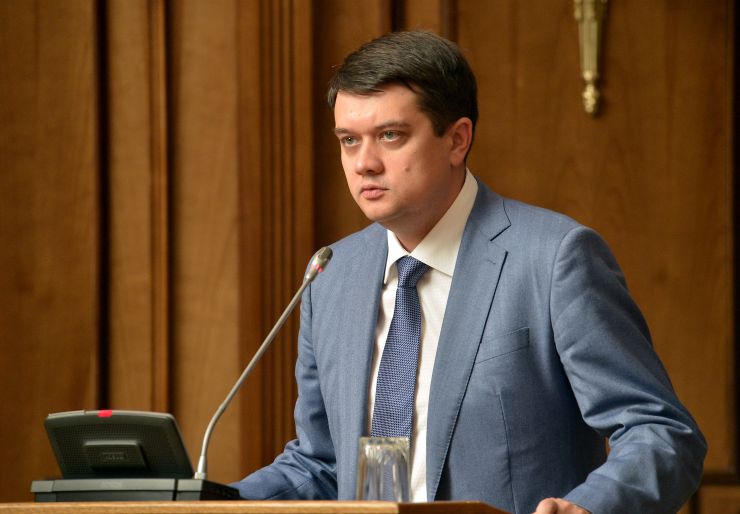На спеціальному пленарному засіданні Конституційного Суду України відбулася урочиста церемонія складення присяги новопризначеними суддями Конституційного Суду України. Присягу судді Конституційного Суду України склали Петро Філюк та Галина Юровська. У заході взяв участь Голова Верховної Ради України Дмитро Разумков. 