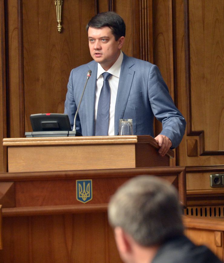 На спеціальному пленарному засіданні Конституційного Суду України відбулася урочиста церемонія складення присяги новопризначеними суддями Конституційного Суду України. Присягу судді Конституційного Суду України склали Петро Філюк та Галина Юровська. У заході взяв участь Голова Верховної Ради України Дмитро Разумков. 
