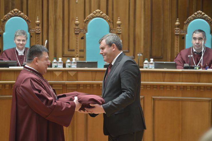 На спеціальному пленарному засіданні Конституційного Суду України відбулася урочиста церемонія складення присяги новопризначеними суддями Конституційного Суду України. Присягу судді Конституційного Суду України склали Петро Філюк та Галина Юровська. У заході взяв участь Голова Верховної Ради України Дмитро Разумков. 