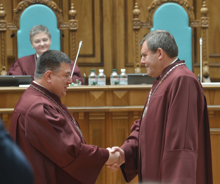 На спеціальному пленарному засіданні Конституційного Суду України відбулася урочиста церемонія складення присяги новопризначеними суддями Конституційного Суду України. Присягу судді Конституційного Суду України склали Петро Філюк та Галина Юровська. У заході взяв участь Голова Верховної Ради України Дмитро Разумков. 