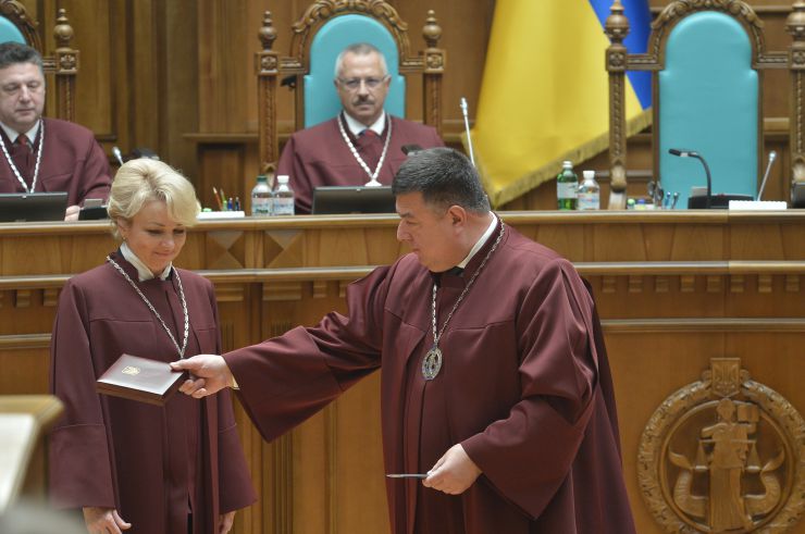 На спеціальному пленарному засіданні Конституційного Суду України відбулася урочиста церемонія складення присяги новопризначеними суддями Конституційного Суду України. Присягу судді Конституційного Суду України склали Петро Філюк та Галина Юровська. У заході взяв участь Голова Верховної Ради України Дмитро Разумков. 