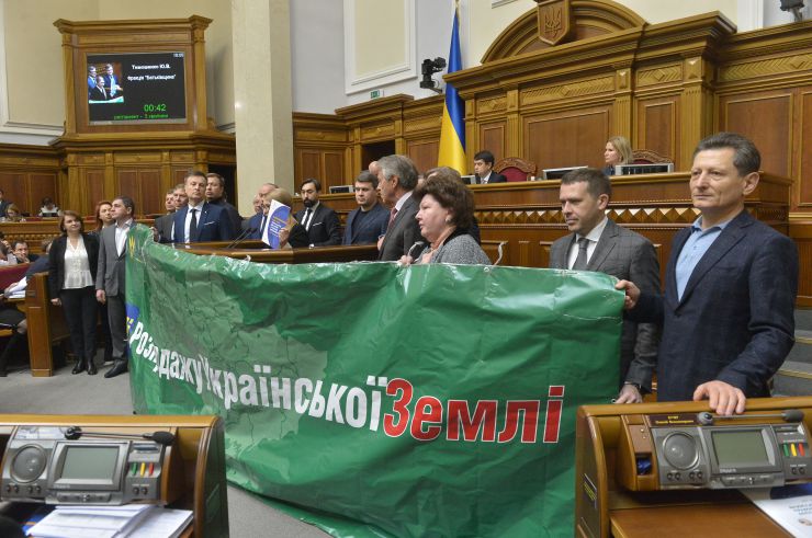 Пленарне засідання Верховної Ради України. Виступ фракції Батьківщина. Тимошенко вийшла до трибуни з фракцією і великим зеленим банером 