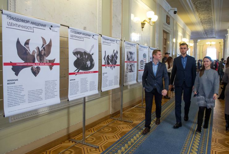 Презентація інформаційного виставкового проекту Музею Голодомору «Голодомор: нищення ідентичності» до 86-тих роковин пам’яті жертв Голодомору.

Виставка «Голодомор: нищення ідентичності» розповідає про потенціал української нації відбутися як сильна держава в центрі Європи на початку ХХ ст. Серія дизайнерських плакатів інформує про унікальні предмети та явища української культури і науки, суспільного розвитку й побуту, про українців, які змінювали історію й визначали націю, готову до розвитку і окремого життя, незалежно від більшовицької Росії на початку ХХ ст, про все, що формує нашу ідентичність, і що було вбито Голодомором-геноцидом, ліквідовано чи деформовано російськими більшовиками.
