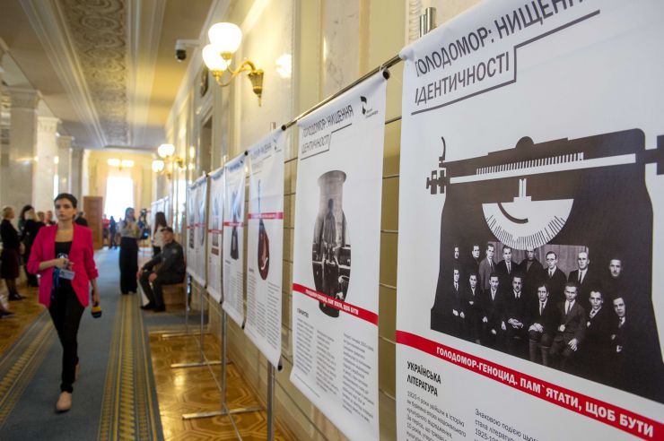 Презентація інформаційного виставкового проекту Музею Голодомору «Голодомор: нищення ідентичності» до 86-тих роковин пам’яті жертв Голодомору.

Виставка «Голодомор: нищення ідентичності» розповідає про потенціал української нації відбутися як сильна держава в центрі Європи на початку ХХ ст. Серія дизайнерських плакатів інформує про унікальні предмети та явища української культури і науки, суспільного розвитку й побуту, про українців, які змінювали історію й визначали націю, готову до розвитку і окремого життя, незалежно від більшовицької Росії на початку ХХ ст, про все, що формує нашу ідентичність, і що було вбито Голодомором-геноцидом, ліквідовано чи деформовано російськими більшовиками.
