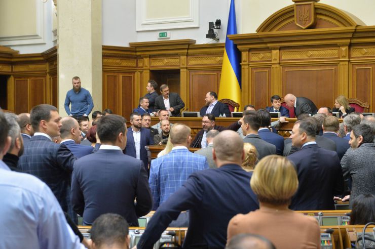 Пленарне засідання Верховної Ради України.

Народні депутати висловили свої позиції щодо розгляду законопроектів щодо обігу земель сільськогосподарського призначення, які стоять сьогодні в порядку денному.
