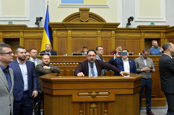 Пленарне засідання Верховної Ради України.

Народні депутати висловили свої позиції щодо розгляду законопроектів щодо обігу земель сільськогосподарського призначення, які стоять сьогодні в порядку денному. Потураєв Микита-СН
