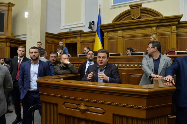 Пленарне засідання Верховної Ради України.

Народні депутати висловили свої позиції щодо розгляду законопроектів щодо обігу земель сільськогосподарського призначення, які стоять сьогодні в порядку денному. Віктор Бондар- За майбутнє

