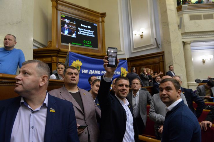 Пленарне засідання Верховної Ради України.

Народні депутати висловили свої позиції щодо розгляду законопроектів щодо обігу земель сільськогосподарського призначення, які стоять сьогодні в порядку денному.
