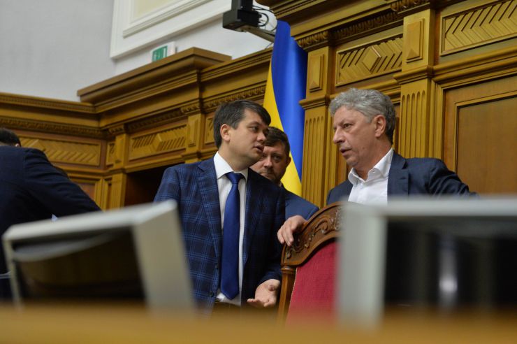 Пленарне засідання Верховної Ради України.

Народні депутати висловили свої позиції щодо розгляду законопроектів щодо обігу земель сільськогосподарського призначення, які стоять сьогодні в порядку денному. Голова ВР  Дмитро Разумков, Олександр Корнієнко-СН, Юрій Бойко – ОПЗЖ
