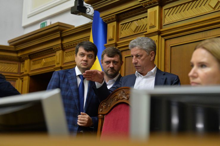 Пленарне засідання Верховної Ради України.

Народні депутати висловили свої позиції щодо розгляду законопроектів щодо обігу земель сільськогосподарського призначення, які стоять сьогодні в порядку денному. Голова ВР  Дмитро Разумков, Олександр Корнієнко-СН, Юрій Бойко – ОПЗЖ

