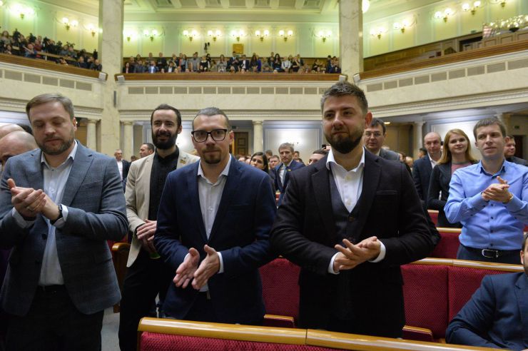 Пленарне засідання Верховної Ради України.

Народні депутати висловили свої позиції щодо розгляду законопроектів щодо обігу земель сільськогосподарського призначення, які стоять сьогодні в порядку денному.
