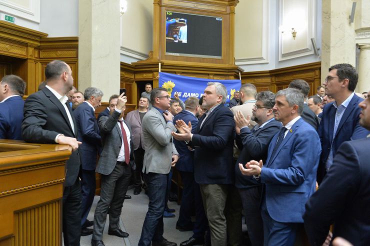 Пленарне засідання Верховної Ради України.

Народні депутати висловили свої позиції щодо розгляду законопроектів щодо обігу земель сільськогосподарського призначення, які стоять сьогодні в порядку денному.
