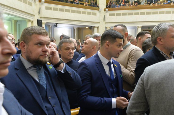 Пленарне засідання Верховної Ради України.

Народні депутати висловили свої позиції щодо розгляду законопроектів щодо обігу земель сільськогосподарського призначення, які стоять сьогодні в порядку денному.
