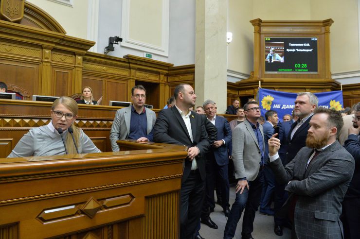 Пленарне засідання Верховної Ради України.

Народні депутати висловили свої позиції щодо розгляду законопроектів щодо обігу земель сільськогосподарського призначення, які стоять сьогодні в порядку денному. Юлія Тимошенко-Батьківщина
