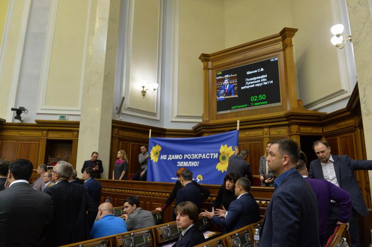 Пленарне засідання Верховної Ради України.

Народні депутати висловили свої позиції щодо розгляду законопроектів щодо обігу земель сільськогосподарського призначення, які стоять сьогодні в порядку денному.
