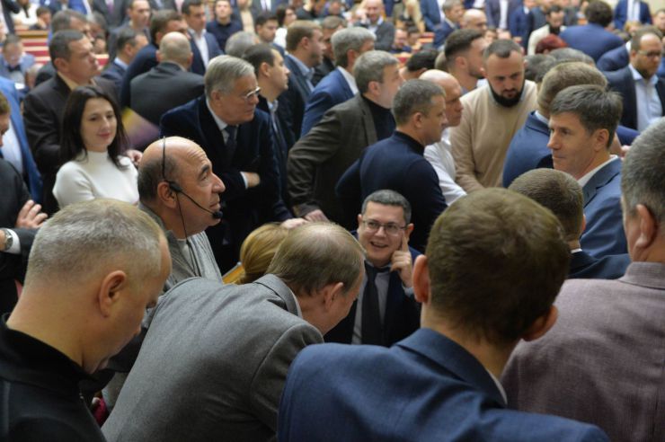 Пленарне засідання Верховної Ради України.

Народні депутати висловили свої позиції щодо розгляду законопроектів щодо обігу земель сільськогосподарського призначення, які стоять сьогодні в порядку денному.
