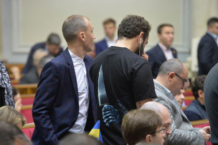 Пленарне засідання Верховної Ради України.

Народні депутати висловили свої позиції щодо розгляду законопроектів щодо обігу земель сільськогосподарського призначення, які стоять сьогодні в порядку денному.
