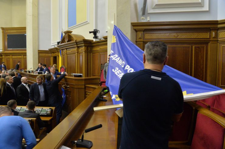 Пленарне засідання Верховної Ради України.

Прийнято за основу проект Закону 