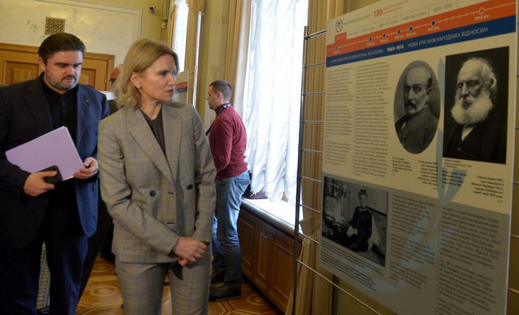 У Верховній Раді відбудеться відкриття фотоекспозиції, приуроченої 130-й річниці Міжпарламентського Союзу

У відкритті візьме участь Заступник Голови Верховної Ради України Олена Кондратюк, а також представники міжнародних та дипломатичних представництв в Україні.

Цього року Міжпарламентський Союз (МПС) відзначає 130-річчя створення. МПС - міжнародна організація, яка була створена у 1889 році Фредеріком Пассі (Франція) та Рандалом Крімером (Велика Британія).

