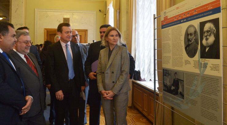 У Верховній Раді відбудеться відкриття фотоекспозиції, приуроченої 130-й річниці Міжпарламентського Союзу

У відкритті візьме участь Заступник Голови Верховної Ради України Олена Кондратюк, а також представники міжнародних та дипломатичних представництв в Україні.

Цього року Міжпарламентський Союз (МПС) відзначає 130-річчя створення. МПС - міжнародна організація, яка була створена у 1889 році Фредеріком Пассі (Франція) та Рандалом Крімером (Велика Британія).

