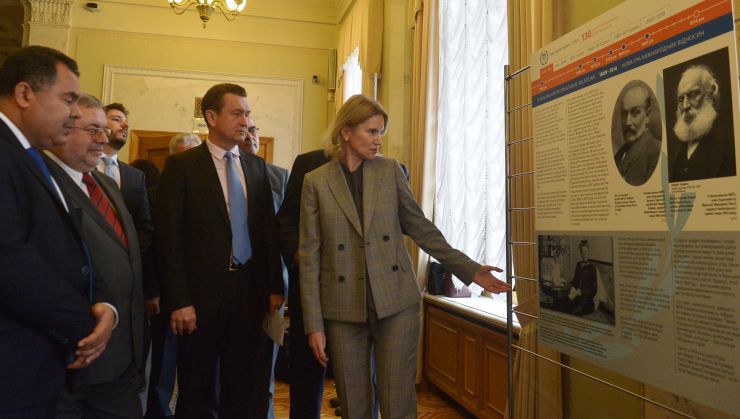 У Верховній Раді відбудеться відкриття фотоекспозиції, приуроченої 130-й річниці Міжпарламентського Союзу

У відкритті візьме участь Заступник Голови Верховної Ради України Олена Кондратюк, а також представники міжнародних та дипломатичних представництв в Україні.

Цього року Міжпарламентський Союз (МПС) відзначає 130-річчя створення. МПС - міжнародна організація, яка була створена у 1889 році Фредеріком Пассі (Франція) та Рандалом Крімером (Велика Британія).

