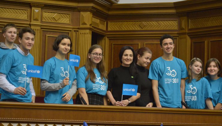 Пленарне засідання Верховної Ради України.
Головуючий повідомив, що 20 листопада відзначається Всесвітній день дитини та 30-річчя Конвенції ООН з прав дитини, яку Україна ратифікувала у 1991 р. Він повідомив, що у ложі для гостей зараз знаходяться діти.
Головуючий нагадав, що у п’ятницю проводиться «година запитань до Уряду». У сесійній залі присутні Прем’єр-міністр Олексій Гончарук та члени Кабінету Міністрів.

Головуючий запросив на трибуну для відповіді на запитання депутатських фракцій і народних депутатів Міністра охорони здоров'я України Зоряну Скалецьку.
