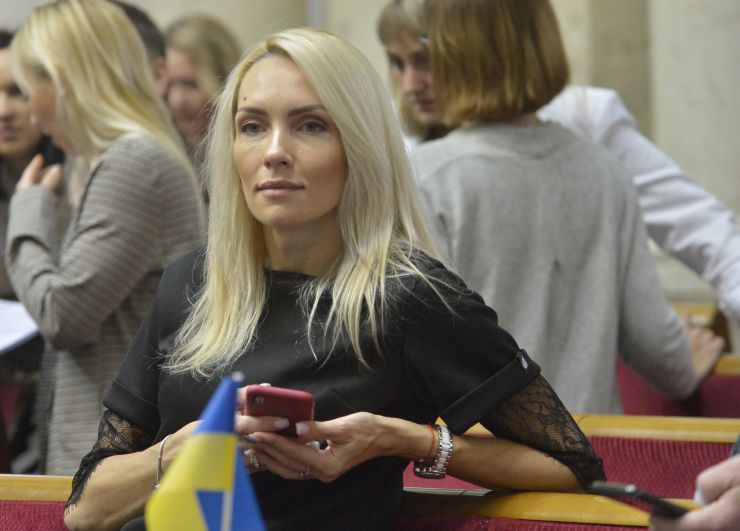 Пленарне засідання Верховної Ради України.
Головуючий повідомив, що 20 листопада відзначається Всесвітній день дитини та 30-річчя Конвенції ООН з прав дитини, яку Україна ратифікувала у 1991 р. Він повідомив, що у ложі для гостей зараз знаходяться діти.
Головуючий нагадав, що у п’ятницю проводиться «година запитань до Уряду». У сесійній залі присутні Прем’єр-міністр Олексій Гончарук та члени Кабінету Міністрів.

Головуючий запросив на трибуну для відповіді на запитання депутатських фракцій і народних депутатів Міністра охорони здоров'я України Зоряну Скалецьку. Ольга Саладуха СН 
