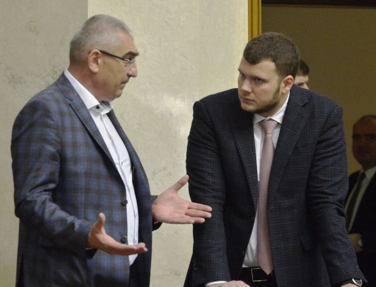 Пленарне засідання Верховної Ради України.
Головуючий повідомив, що 20 листопада відзначається Всесвітній день дитини та 30-річчя Конвенції ООН з прав дитини, яку Україна ратифікувала у 1991 р. Він повідомив, що у ложі для гостей зараз знаходяться діти.
Головуючий нагадав, що у п’ятницю проводиться «година запитань до Уряду». У сесійній залі присутні Прем’єр-міністр Олексій Гончарук та члени Кабінету Міністрів.

Головуючий запросив на трибуну для відповіді на запитання депутатських фракцій і народних депутатів Міністра охорони здоров'я України Зоряну Скалецьку. Іван Чайківський ЗА Владислав Криклій міністр інфраструктури
