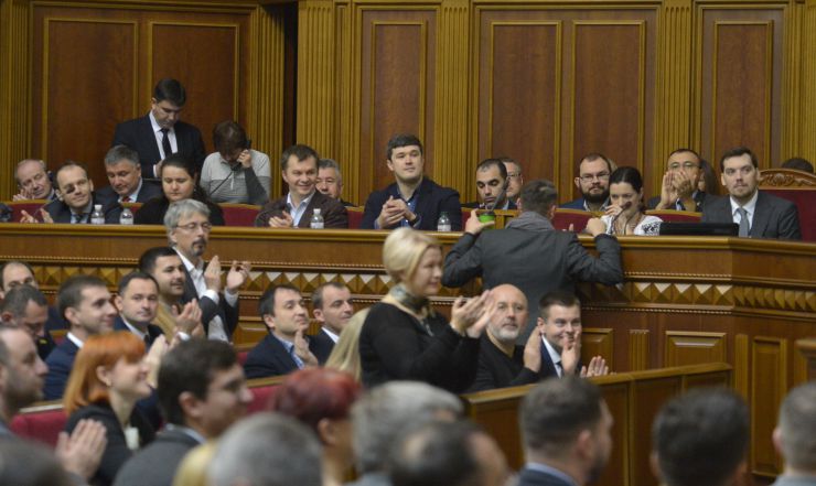 Пленарне засідання Верховної Ради України.
Головуючий повідомив, що 20 листопада відзначається Всесвітній день дитини та 30-річчя Конвенції ООН з прав дитини, яку Україна ратифікувала у 1991 р. Він повідомив, що у ложі для гостей зараз знаходяться діти.
Головуючий нагадав, що у п’ятницю проводиться «година запитань до Уряду». У сесійній залі присутні Прем’єр-міністр Олексій Гончарук та члени Кабінету Міністрів.

Головуючий запросив на трибуну для відповіді на запитання депутатських фракцій і народних депутатів Міністра охорони здоров'я України Зоряну Скалецьку. Ложа уряду,  прем’єр-міністр Олексій Гончарук 
