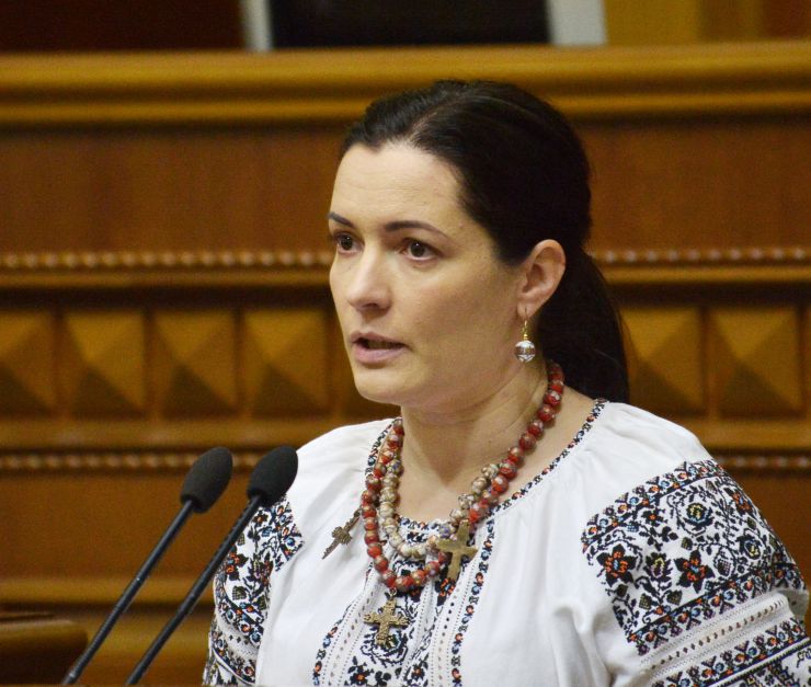 Пленарне засідання Верховної Ради України.
Головуючий повідомив, що 20 листопада відзначається Всесвітній день дитини та 30-річчя Конвенції ООН з прав дитини, яку Україна ратифікувала у 1991 р. Він повідомив, що у ложі для гостей зараз знаходяться діти.
Головуючий нагадав, що у п’ятницю проводиться «година запитань до Уряду». У сесійній залі присутні Прем’єр-міністр Олексій Гончарук та члени Кабінету Міністрів.

Головуючий запросив на трибуну для відповіді на запитання депутатських фракцій і народних депутатів Міністра охорони здоров'я України Зоряну Скалецьку.
Зоряна Скалецька міністр охорони здоров'я України
