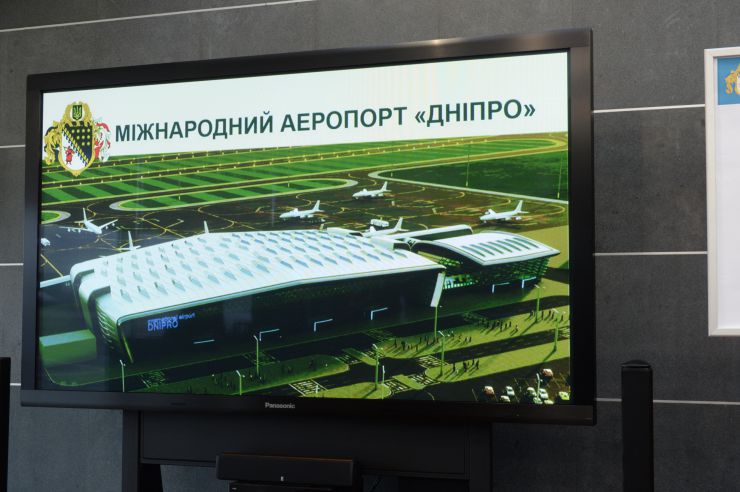 Робоча поїздка Голови Верховної Ради України Дмитра Разумкова до Дніпропетровської, Запорізької та Донецької областей.

Приліт Голови Верховної Ради України Дмитра РАЗУМКОВА в аеропорт м. Дніпра. 
Ознайомлення із дорожньою картою будівництва нового аеропорту м. Дніпра.
