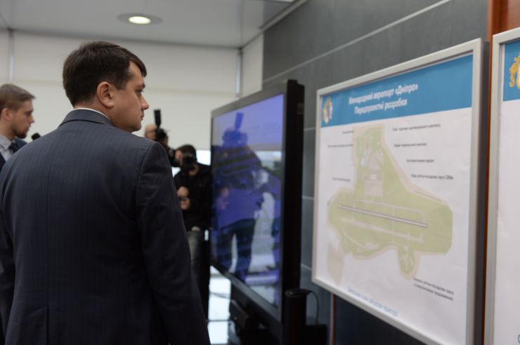 Робоча поїздка Голови Верховної Ради України Дмитра Разумкова до Дніпропетровської, Запорізької та Донецької областей.

Приліт Голови Верховної Ради України Дмитра РАЗУМКОВА в аеропорт м. Дніпра. 
Ознайомлення із дорожньою картою будівництва нового аеропорту м. Дніпра.
