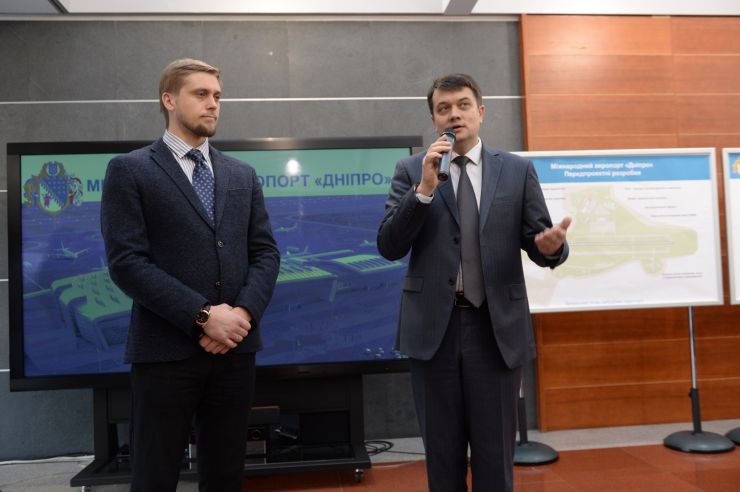 Робоча поїздка Голови Верховної Ради України Дмитра Разумкова до Дніпропетровської, Запорізької та Донецької областей.

Приліт Голови Верховної Ради України Дмитра РАЗУМКОВА в аеропорт м. Дніпра. 
Ознайомлення із дорожньою картою будівництва нового аеропорту м. Дніпра.

