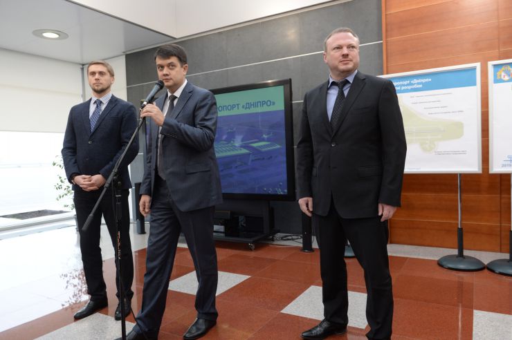 Робоча поїздка Голови Верховної Ради України Дмитра Разумкова до Дніпропетровської, Запорізької та Донецької областей.

Приліт Голови Верховної Ради України Дмитра РАЗУМКОВА в аеропорт м. Дніпра. 
Ознайомлення із дорожньою картою будівництва нового аеропорту м. Дніпра. голова Дніпропетровської обласної державної адміністрації Олександр Бондаренко (ліворуч), Дмитро Разумков, голова Дніпропетровської обласної ради Святослав Олійник (праворуч)
