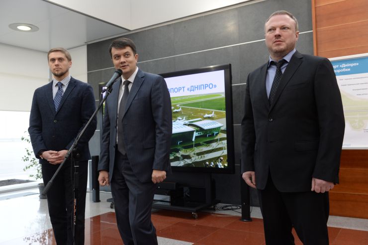 Робоча поїздка Голови Верховної Ради України Дмитра Разумкова до Дніпропетровської, Запорізької та Донецької областей.

Приліт Голови Верховної Ради України Дмитра РАЗУМКОВА в аеропорт м. Дніпра. 
Ознайомлення із дорожньою картою будівництва нового аеропорту м. Дніпра. голова Дніпропетровської обласної державної адміністрації Олександр Бондаренко (ліворуч), Дмитро Разумков, голова Дніпропетровської обласної ради Святослав Олійник (праворуч)
