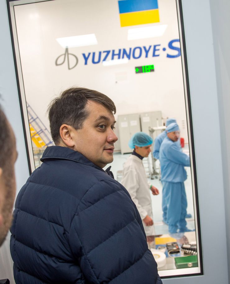 Робоча поїздка Голови Верховної Ради України Дмитра РАЗУМКОВА до Дніпропетровської, Запорізької та Донецької областей. 

Голова Верховної Ради України Дмитро Разумков ознайомився з роботою ДП Конструкторське бюро «Південне» ім. М. К.Янгеля (Дніпро)
