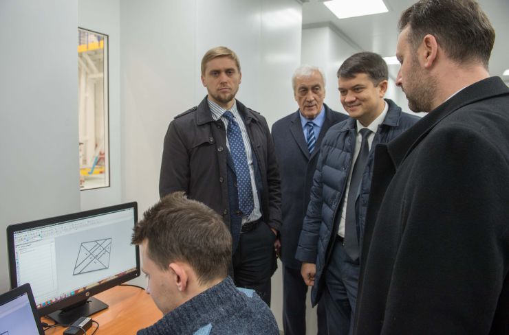 Робоча поїздка Голови Верховної Ради України Дмитра РАЗУМКОВА до Дніпропетровської, Запорізької та Донецької областей. 

Голова Верховної Ради України Дмитро Разумков ознайомився з роботою ДП Конструкторське бюро «Південне» ім. М. К.Янгеля (Дніпро)
