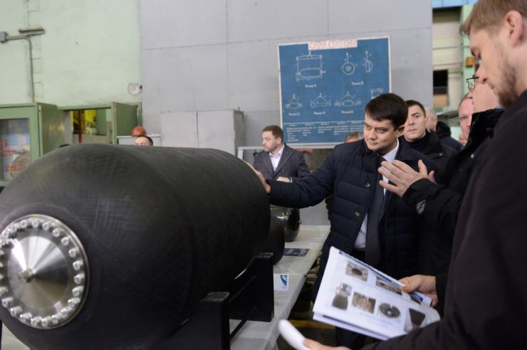 Робоча поїздка Голови Верховної Ради України Дмитра РАЗУМКОВА до Дніпропетровської, Запорізької та Донецької областей. 

Голова Верховної Ради України Дмитро Разумков ознайомився з роботою ДП Конструкторське бюро «Південне» ім. М. К.Янгеля (Дніпро)
