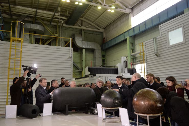 Робоча поїздка Голови Верховної Ради України Дмитра РАЗУМКОВА до Дніпропетровської, Запорізької та Донецької областей. 

Голова Верховної Ради України Дмитро Разумков ознайомився з роботою ДП Конструкторське бюро «Південне» ім. М. К.Янгеля (Дніпро)
