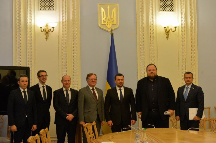 Зустріч Першого заступника Голови ВР Руслана Стефанчука з Президентом Вищого аудиторського офісу Чеської Республіки – Мілослав Кала. Президент Вищого аудиторського офісу Чеської Республіки – Мілослав Кала,
Валерій Пацкан – Голова Рахункової палати України,
Перший заступник Голови ВР України Руслан Стефанчук,
Голова бюджетного комітету ВР нар. депутат Юрій Арістов
