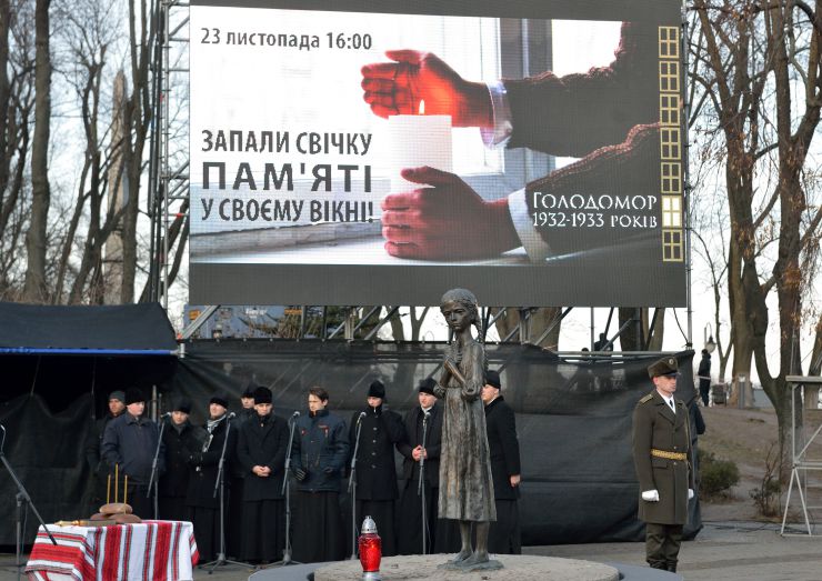 Президент України Володимир Зеленський, Голова Верховної Ради Дмитро Разумков, Прем’єр-міністр Олексій Гончарук взяли участь у церемонії вшанування пам’яті жертв голодоморів в Україні.

Президентське подружжя, а також Голова Верховної Ради Дмитро Разумков, Прем’єр-міністр Олексій Гончарук, представники дипломатичного корпусу та інші офіційні особи пройшли скорботною ходою до скульптури «Гірка пам’ять дитинства» на території Національного музею Голодомору-геноциду в Києві.
Після цього предстоятелі українських християнських церков відправили панахиду за померлими від Голодомору 1932-1933 років.

