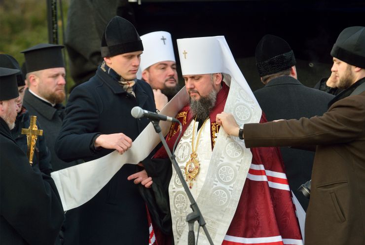 Президент України Володимир Зеленський, Голова Верховної Ради Дмитро Разумков, Прем’єр-міністр Олексій Гончарук взяли участь у церемонії вшанування пам’яті жертв голодоморів в Україні.

Президентське подружжя, а також Голова Верховної Ради Дмитро Разумков, Прем’єр-міністр Олексій Гончарук, представники дипломатичного корпусу та інші офіційні особи пройшли скорботною ходою до скульптури «Гірка пам’ять дитинства» на території Національного музею Голодомору-геноциду в Києві.
Після цього предстоятелі українських християнських церков відправили панахиду за померлими від Голодомору 1932-1933 років. Блаженнійший Митрополит Київський і всієї України Епіфаній
