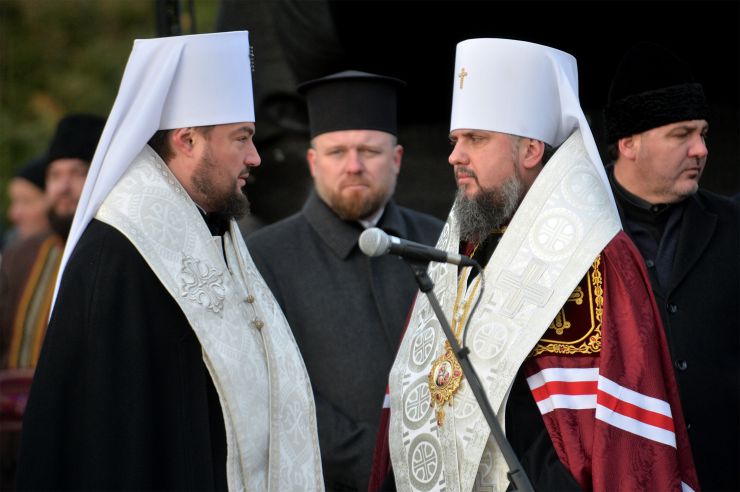 Президент України Володимир Зеленський, Голова Верховної Ради Дмитро Разумков, Прем’єр-міністр Олексій Гончарук взяли участь у церемонії вшанування пам’яті жертв голодоморів в Україні.

Президентське подружжя, а також Голова Верховної Ради Дмитро Разумков, Прем’єр-міністр Олексій Гончарук, представники дипломатичного корпусу та інші офіційні особи пройшли скорботною ходою до скульптури «Гірка пам’ять дитинства» на території Національного музею Голодомору-геноциду в Києві.
Після цього предстоятелі українських християнських церков відправили панахиду за померлими від Голодомору 1932-1933 років. Блаженнійший Митрополит Київський і всієї України Епіфаній
