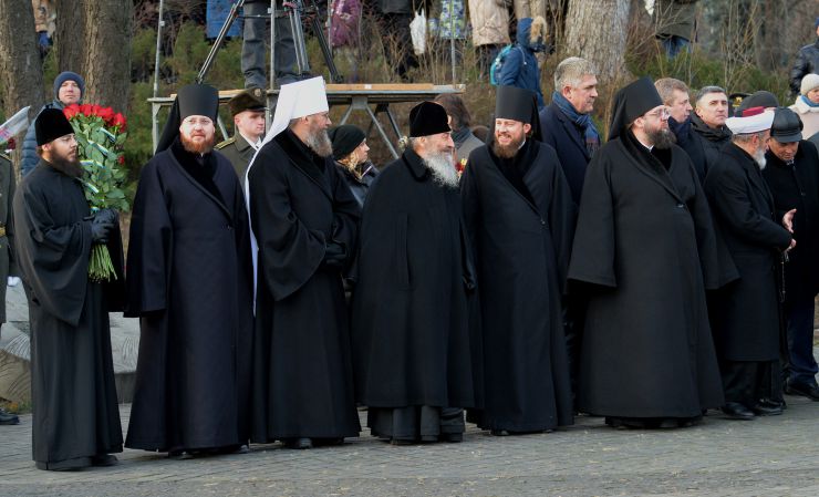 Президент України Володимир Зеленський, Голова Верховної Ради Дмитро Разумков, Прем’єр-міністр Олексій Гончарук взяли участь у церемонії вшанування пам’яті жертв голодоморів в Україні.

Президентське подружжя, а також Голова Верховної Ради Дмитро Разумков, Прем’єр-міністр Олексій Гончарук, представники дипломатичного корпусу та інші офіційні особи пройшли скорботною ходою до скульптури «Гірка пам’ять дитинства» на території Національного музею Голодомору-геноциду в Києві.
Після цього предстоятелі українських християнських церков відправили панахиду за померлими від Голодомору 1932-1933 років.
