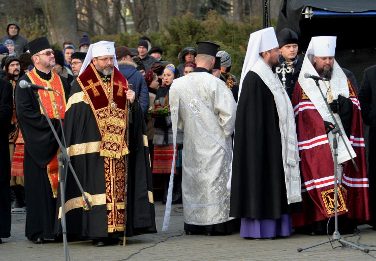 Президент України Володимир Зеленський, Голова Верховної Ради Дмитро Разумков, Прем’єр-міністр Олексій Гончарук взяли участь у церемонії вшанування пам’яті жертв голодоморів в Україні.

Президентське подружжя, а також Голова Верховної Ради Дмитро Разумков, Прем’єр-міністр Олексій Гончарук, представники дипломатичного корпусу та інші офіційні особи пройшли скорботною ходою до скульптури «Гірка пам’ять дитинства» на території Національного музею Голодомору-геноциду в Києві.
Після цього предстоятелі українських християнських церков відправили панахиду за померлими від Голодомору 1932-1933 років. Блаженнійший Митрополит Київський і всієї України Епіфаній
