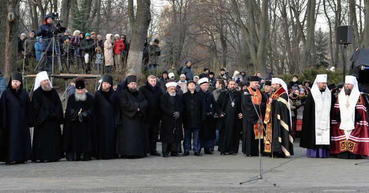 Президент України Володимир Зеленський, Голова Верховної Ради Дмитро Разумков, Прем’єр-міністр Олексій Гончарук взяли участь у церемонії вшанування пам’яті жертв голодоморів в Україні.

Президентське подружжя, а також Голова Верховної Ради Дмитро Разумков, Прем’єр-міністр Олексій Гончарук, представники дипломатичного корпусу та інші офіційні особи пройшли скорботною ходою до скульптури «Гірка пам’ять дитинства» на території Національного музею Голодомору-геноциду в Києві.
Після цього предстоятелі українських християнських церков відправили панахиду за померлими від Голодомору 1932-1933 років. Блаженнійший Митрополит Київський і всієї України Епіфаній
