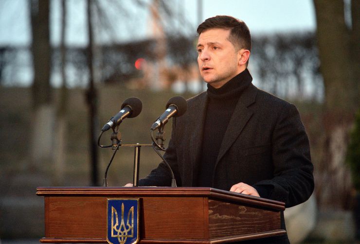 Президент України Володимир Зеленський, Голова Верховної Ради Дмитро Разумков, Прем’єр-міністр Олексій Гончарук взяли участь у церемонії вшанування пам’яті жертв голодоморів в Україні.

Президентське подружжя, а також Голова Верховної Ради Дмитро Разумков, Прем’єр-міністр Олексій Гончарук, представники дипломатичного корпусу та інші офіційні особи пройшли скорботною ходою до скульптури «Гірка пам’ять дитинства» на території Національного музею Голодомору-геноциду в Києві.
Після цього предстоятелі українських християнських церков відправили панахиду за померлими від Голодомору 1932-1933 років.
